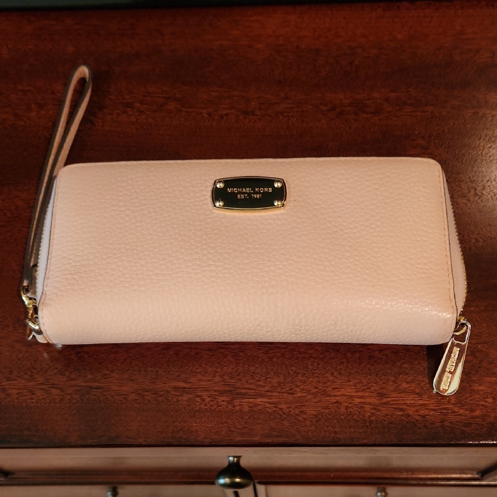💕Michael Kors Pink Clutch with Sophisticated Design